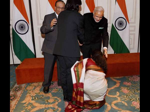 ಕಾಲಿಗೆ ಬಿದ್ದರು