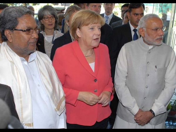 ಮಾತು ಕೇಳುವುದರಲ್ಗಿ ತಲ್ಲೀನ