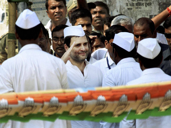 ಬಡವರ ಜೊತೆ ಮೋದಿ ಸೆಲ್ಫಿ