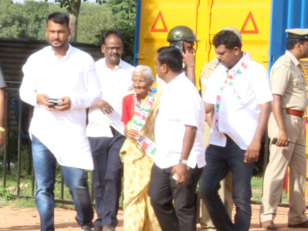 ಆರ್ಈರ್ವಾದ ಮಾಡಲು ಆಗಮಿಸಿದ ಗವಿ ತಿಮ್ಮಮ್ಮ