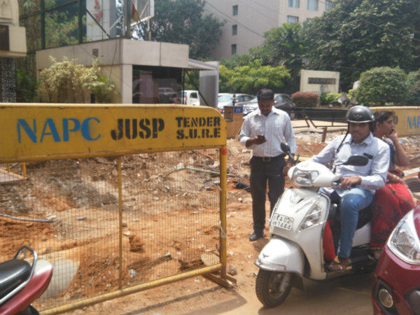 ಖಾಸಗಿ ಶಾಲೆವಾಹನ ರಸ್ತೆಯಲ್ಲಿ