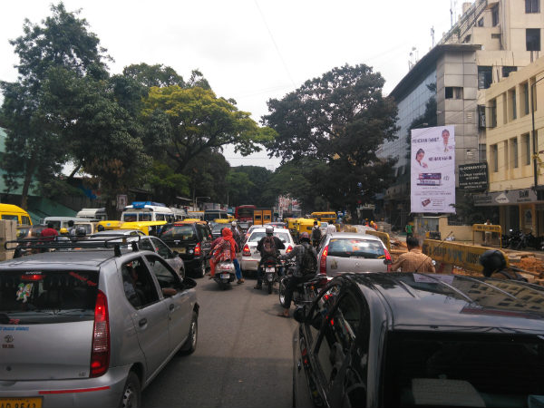 ವಾಹನಗಳ ಮಧ್ಯೆ ಸಾಗಬೇಕು