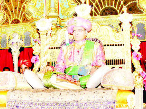 ರಾಜರಿಗೆ ಆರತಿ ಬೆಳಗಿದ ಮಹಿಳೆಯರು