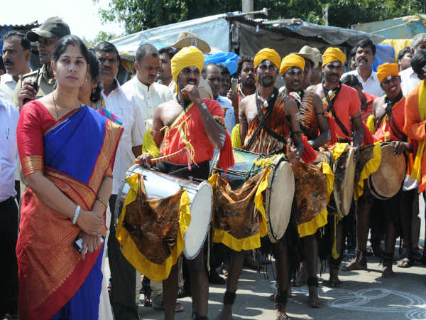 ದೇವಿಗೆ ಡೊಳ್ಳುದನಿ