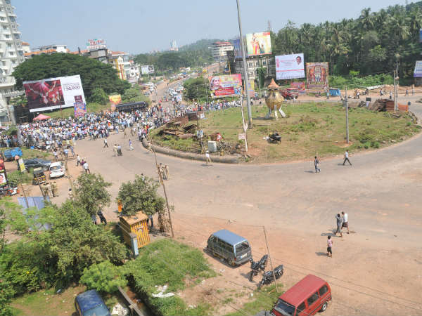 ರಸ್ತೆ ತಡೆ ನಡೆಸಿ ಪ್ರತಿಭಟನೆ ಮಾಡಿದ ಸಂಘಟನೆಗಳು
