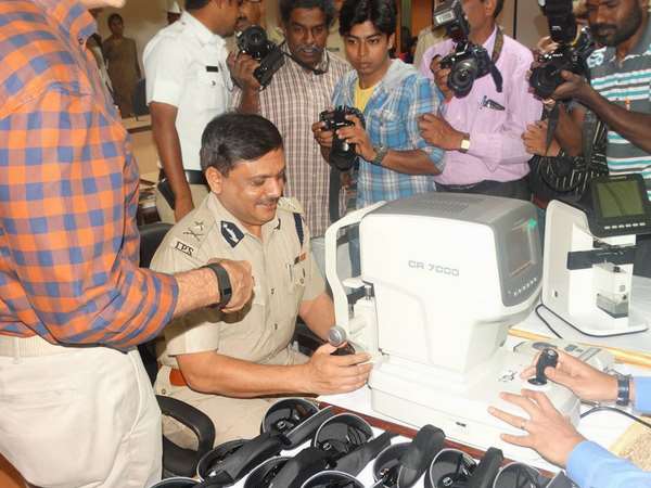 ಮೊದಲಿಗೆ ಸಲೀಂ ಅವರ ಕಣ್ಣಿನ ಪರೀಕ್ಷೆ ಮೊದಲಿಗೆ ಸಲೀಂ ಅವರ ಕಣ್ಣಿನ ಪರೀಕ್ಷೆ