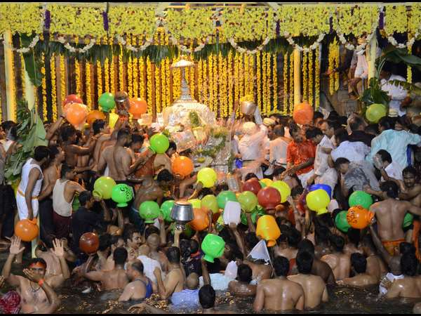 ಬೆಳ್ಳಿ ಕವಚಕ್ಕೆ ಸ್ವಲ್ಪ ಹಾನಿಯಾಗಿದೆ