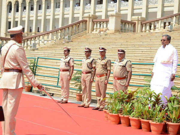 ಗೌರವ ರಕ್ಷೆ ಸ್ವೀಕರಿಸಿದ ಸಿದ್ದರಾಮಯ್ಯ