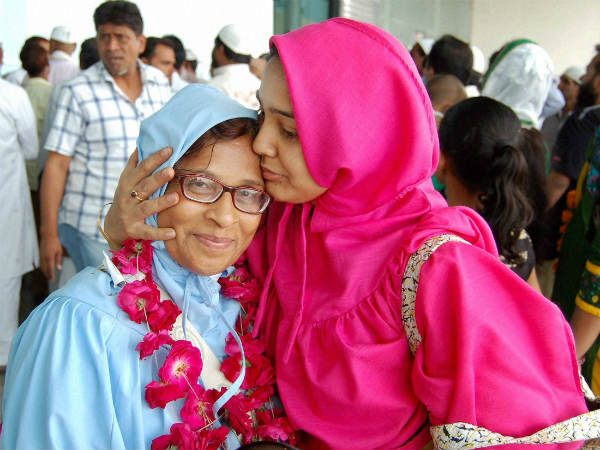 ಹಾರ ಹಾಕಿ ಸ್ವಾಗತ ಕೋರಿದ ಸಂಬಂಧಿಗಳು