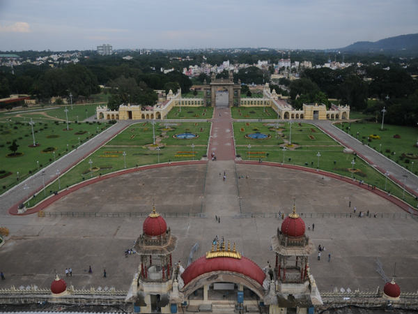 ಕಲಾವಿದನ ಕೈಚಳಕದಲ್ಲಿ ಏನೆಲ್ಲಾ ಮೂಡಿದೆ?