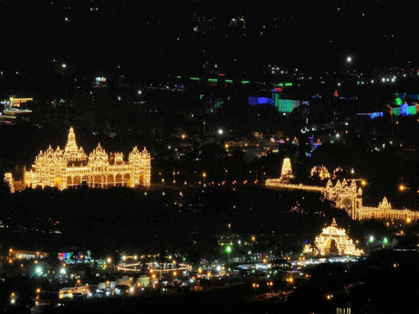 ಅರಮನೆ ಸುತ್ತಲಿನ ಕೋಟೆಯ ಸೌಂದರ್ಯವೇನು?