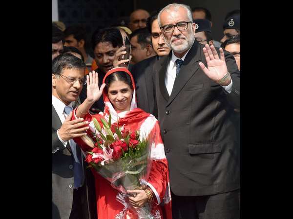 ಪಾಕಿಸ್ತಾನದ ಅಧಿಕಾರಿಗಳು ಜತೆಗೆ