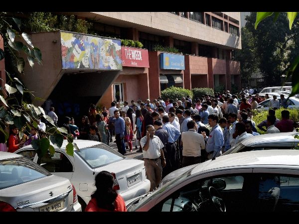  ಹೊರಕ್ಕೆ ಓಡಿ ಬಂದ ಜನ