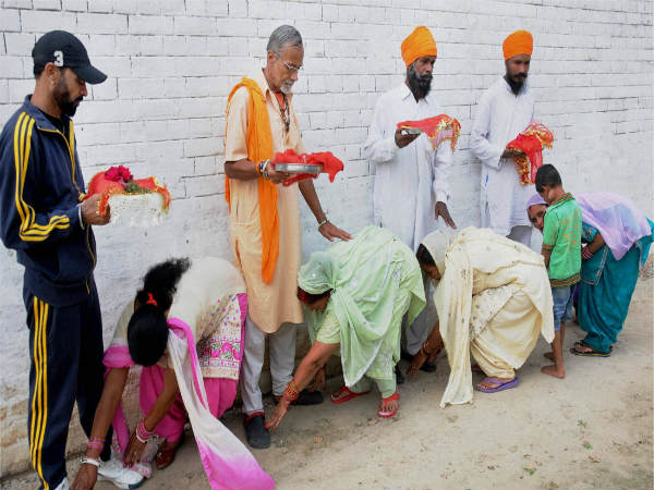 ಗಂಡನ ಆಶೀರ್ವಾದ ಪಡೆದ ಮಹಿಳೆಯರು