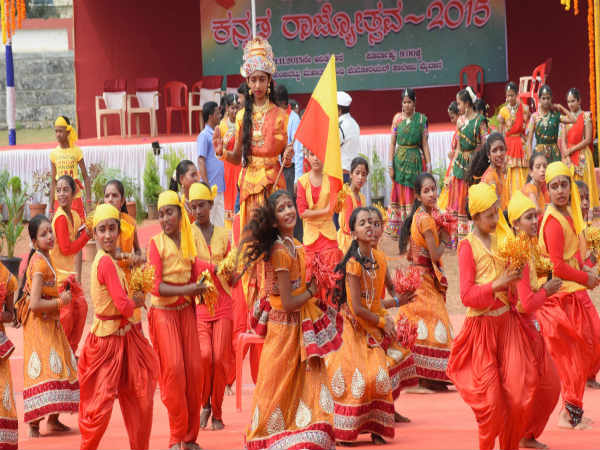 ಕನ್ನಡಾಭಿಮಾನ ಬಿಂಬಿಸಿದ ಶಾಲಾ ಬಾಲಕಿಯರು