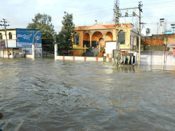 ಕಟ್ಟಡಗಳು, ಅಂಗಡಿಮುಂಗಟ್ಟುಗಳು ಜಲಾವೃತ
