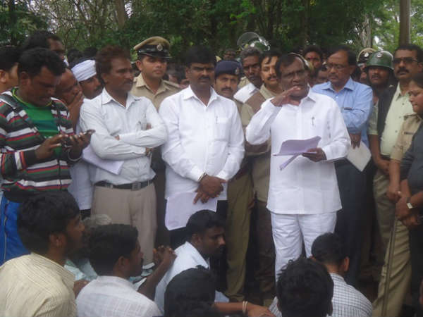 Hediyala villagers protest against tiger attack