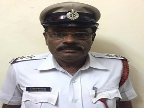 A pregnancy women delivering baby in roadside help of Bengaluru Traffic Police A pregnancy women delivering baby in roadside help of Bengaluru Traffic Police