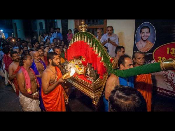ಮಧ್ವ ಸರೋವರದಲ್ಲಿ ಕೃಷ್ಣ ಸ್ವಾಮಿಗೆ ಕ್ಷೀರಾಭಿಷೇಕ