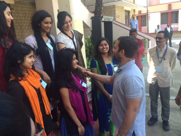 ರಾಹುಲ್ಗಾಂಧಿ ಅವರನ್ನು ಸ್ವಾಗತಿಸಿದ ವಿದ್ಯಾರ್ಥಿನಿಯರು ರಾಹುಲ್ಗಾಂಧಿ ಅವರನ್ನು ಸ್ವಾಗತಿಸಿದ ವಿದ್ಯಾರ್ಥಿನಿಯರು