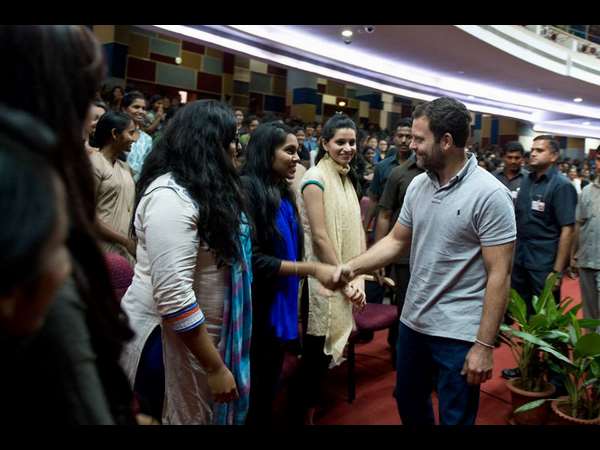 ಮೌಂಟ್ ಕಾರ್ಮೆಲ್ ಕಾಲೇಜಿನಲ್ಲಿ ವಿದ್ಯಾರ್ಥಿಗಳ ಜೊತೆ ಮೌಂಟ್ ಕಾರ್ಮೆಲ್ ಕಾಲೇಜಿನಲ್ಲಿ ವಿದ್ಯಾರ್ಥಿಗಳ ಜೊತೆ