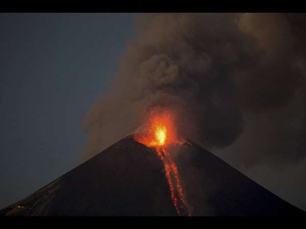  ಬಾಯ್ದೆರೆದ ಜ್ವಾಲಾಮುಖಿ