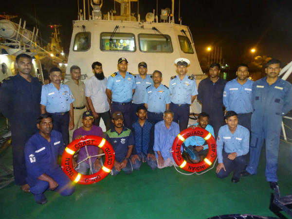 Coast guard karnataka rescued 5 fishermen and boat in Panambur, Mangaluru Coast guard karnataka rescued 5 fishermen and boat in Panambur, Mangaluru