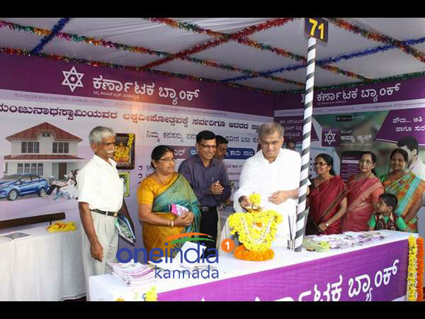 ವಸ್ತುಪ್ರದರ್ಶನ ಮಳಿಗೆಗಳನ್ನು ವೀಕ್ಷಿಸಿದರು