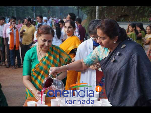 ದಾರಿಯುದ್ದಕ್ಕೂ ತಿಂಡಿ ತಿನಿಸು ಪಾನೀಯ ನೀಡಲಾಯ್ತು