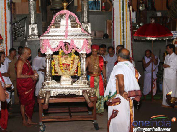 ಪಾದಯಾತ್ರೆಯಲ್ಲಿ ಭಕ್ತರು