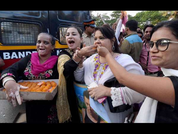 ಅಭಿಮಾನಿಗಳ ಸಂಭ್ರಮಕ್ಕೆ ಎಣೆ ಎಲ್ಲಿ?