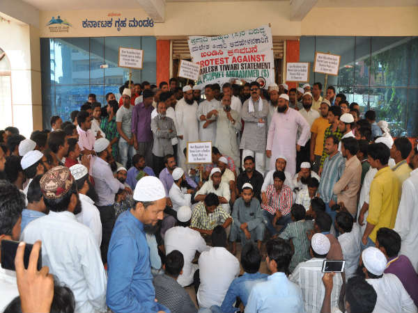 Muslim community take protest against of Hindu Mahasabha chief Kamalesh Tiwari at Hubballi