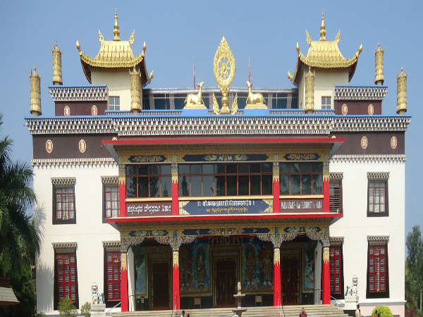 ದೇವಾಲಯದ ಗೋಡೆಗಳ ಇಕ್ಕೆಲದಲ್ಲಿ ಏನೆಲ್ಲಾ ಕಾಣಬಹುದು?