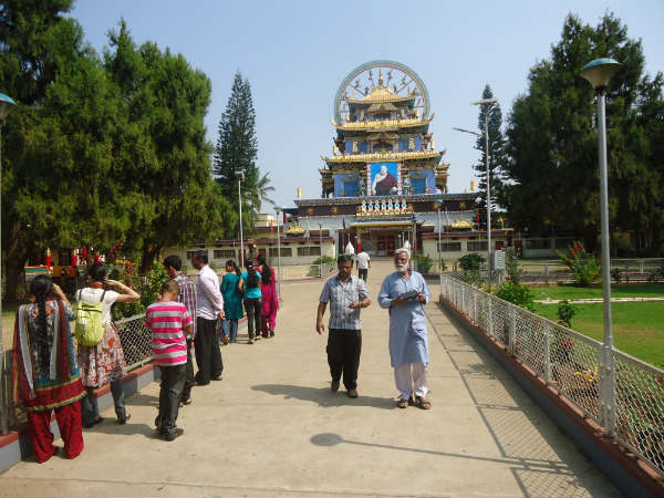 ಮೊದಲನೆ ಅಂತಸ್ತಿನ ಗೋಡೆಯಲ್ಲಿ ಯಾವ ಚಿತ್ರಗಳಿವೆ?