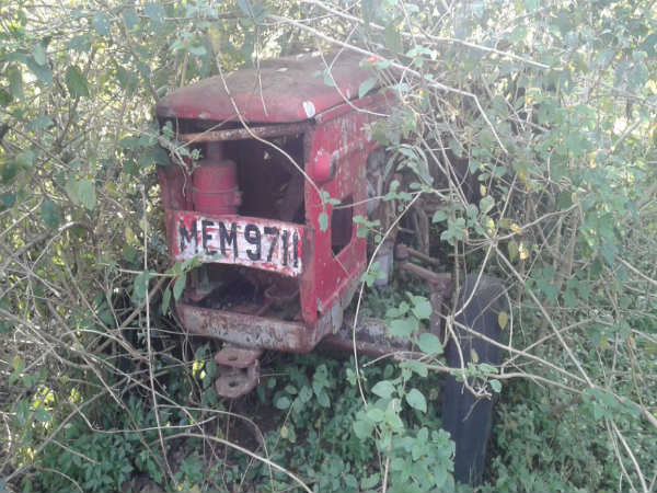 ತುಕ್ಕು ಹಿಡಿದ ಟ್ರ್ಯಾಕ್ಟರ್, ಟ್ರೈಲರ್, ಟೈರ್ ಗಾಡಿ