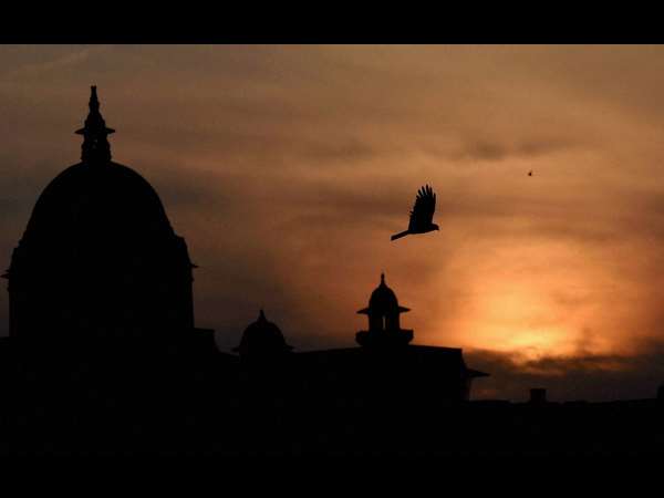 ಕತ್ತಲು ಕಳೆದಿದೆ, ಬೆಳಕು ಮೂಡುತ್ತಿದೆ