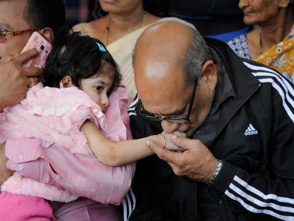 ತಂದೆ ಕಳೆದುಕೊಂಡ ಮಗಳನ್ನು ಸಂತೈಸುತ್ತಿರುವ ತಾತಾ