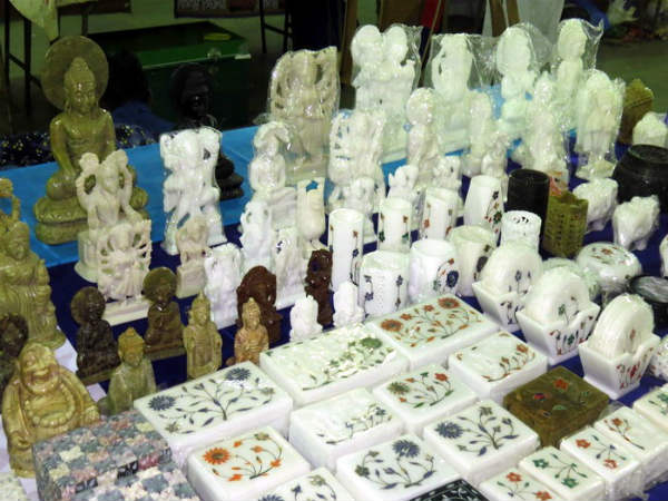 ಶ್ವೇತ ವರ್ಣದ ದೇವರುಗಳು, ಡೈನಿಂಗ್ ಟೇಬಲ್ ವಸ್ತುಗಳು