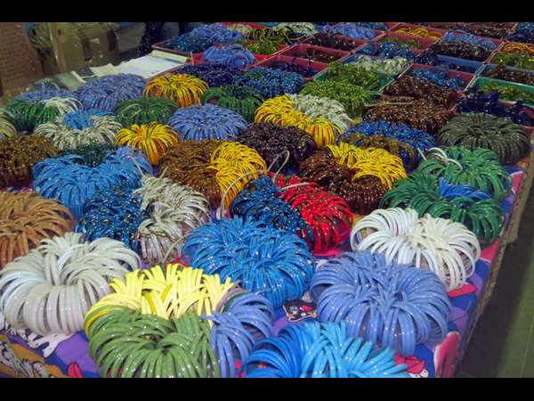 ಬಣ್ಣ, ಬಣ್ಣದ ರಾಜಸ್ತಾನಿ ಬಳೆಗಳ ಕಟ್ಟು