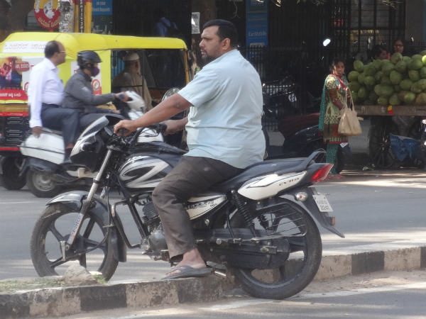 ಹೆಲ್ಮೆಟ್ ಚಿಂತೆ ಇವರಿಗಿಲ್ಲ