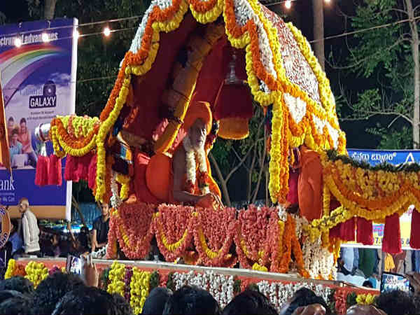 ಪರ್ಯಾಯ ಮೆರವಣಿಗೆ ಸಂಪ್ರದಾಯ ಮುರಿಯದ ಶ್ರೀಗಳು