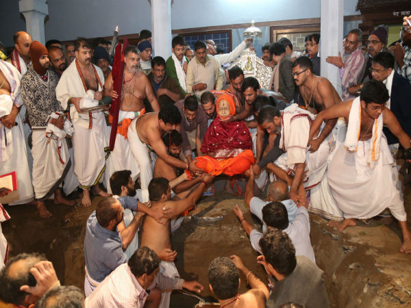 ಧ್ಯಾನ ಭಂಗಿಯಲ್ಲಿದ್ದ ಅಲಂಕೃತ ಗುರುಗಳ ಶರೀರ