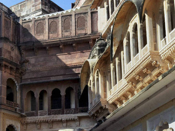 Selfie craze claims life of tourist at Rajasthan's fort 