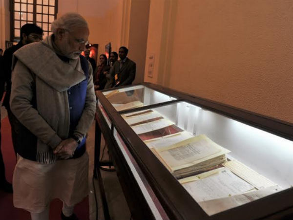 ಕಡತಗಳನ್ನು ವೀಕ್ಷಿಸಿದ ಪ್ರಧಾನಿ ಮೋದಿ