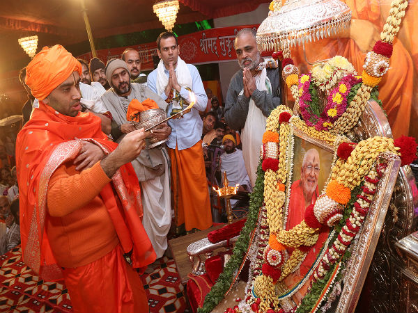 ಶ್ರೀಗಳಿಗೆ ಜಯಘೋಷ ಶ್ರೀಗಳಿಗೆ ಜಯಘೋಷ