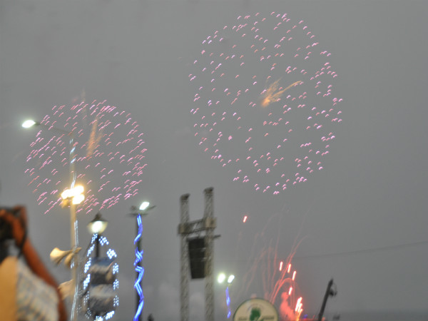 ವೃತ್ತಾಕಾರದಲ್ಲಿ ಗುಲಾಬಿ ಬಣ್ಣ ಬೆಳಕು ವೃತ್ತಾಕಾರದಲ್ಲಿ ಗುಲಾಬಿ ಬಣ್ಣ ಬೆಳಕು