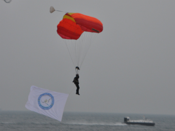 ಐಎಫ್ ಆರ್ ಪತಾಕೆ ಹಿಡಿದ ನೌಕಾ ಯೋಧ ಐಎಫ್ ಆರ್ ಪತಾಕೆ ಹಿಡಿದ ನೌಕಾ ಯೋಧ