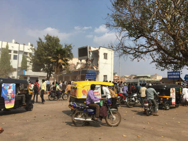 ಕುಸಿದು ಬಿದ್ದ ಪಾರ್ಸೆಲ್ ಕಟ್ಟಡ