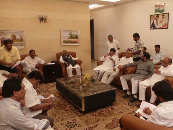 ಸ್ಥಳೀಯ ಮುಖಂಡರು ಯಾರೂ ಇರಲಿಲ್ಲವೇ?