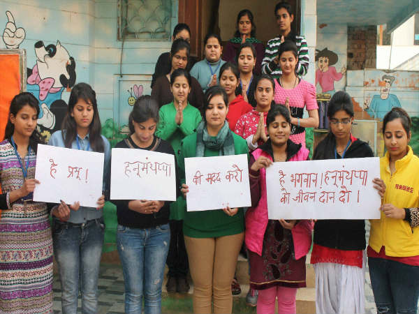 ಹರಿಯಾಣದ ಫರಿದಾಬಾದ್ ನಲ್ಲಿ ವಿದ್ಯಾರ್ಥಿಗಳಿಂದ ಮೌನಾಚರಣೆ 